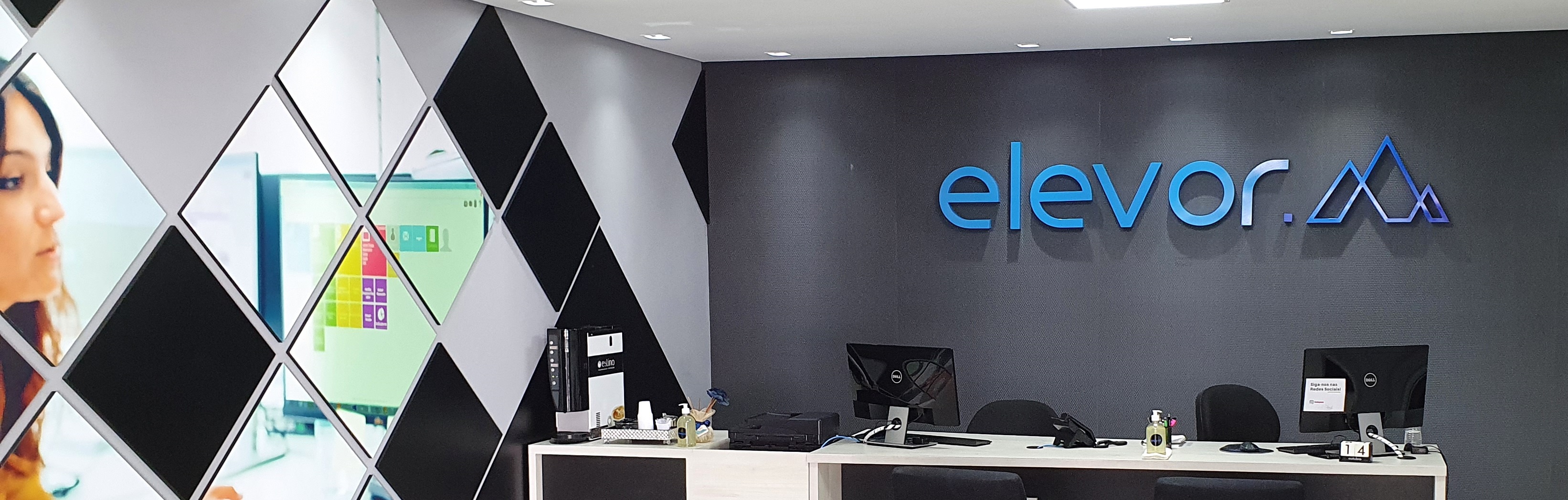 Um grupo de executivos olhando para a tela de um computador